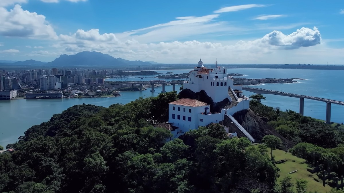 Vila Velha: o Convento da Penha, no alto do penhasco, oferece uma das vistas mais icônicas do Espírito Santo. Foto: Reprodução/YT
