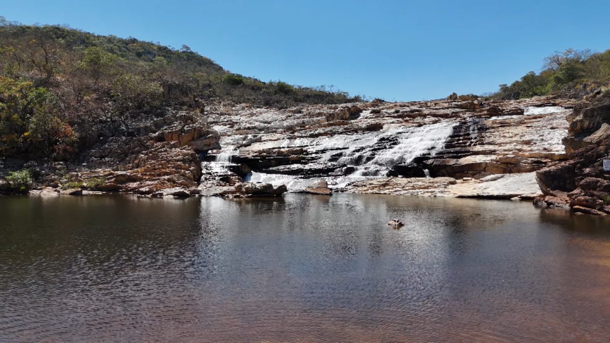 A parte final da viagem possui cerca de 40 km de estrada de terra, trecho que exige atenção principalmente durante períodos de chuva (Fotos: Reprodução YouTube)