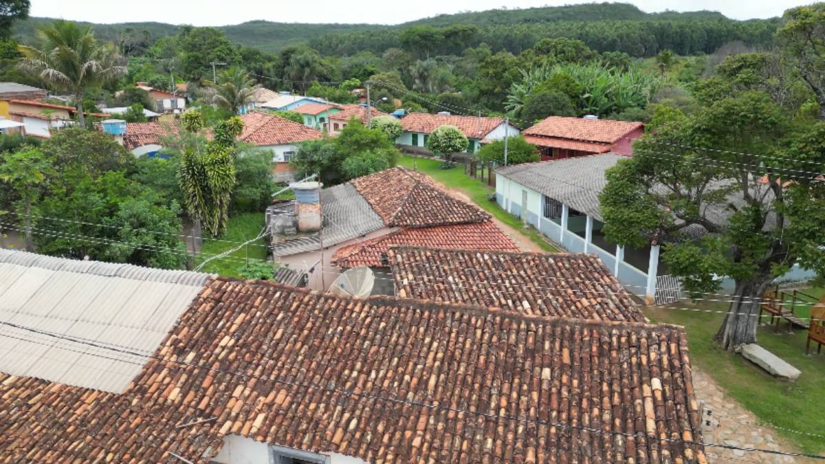 Segundo a Prefeitura de Diamantina, o distrito possui cerca de 420 moradores e mantém um pequeno núcleo urbano formado por casas simples, ruas tranquilas e uma capela dedicada a Nossa Senhora das Dores