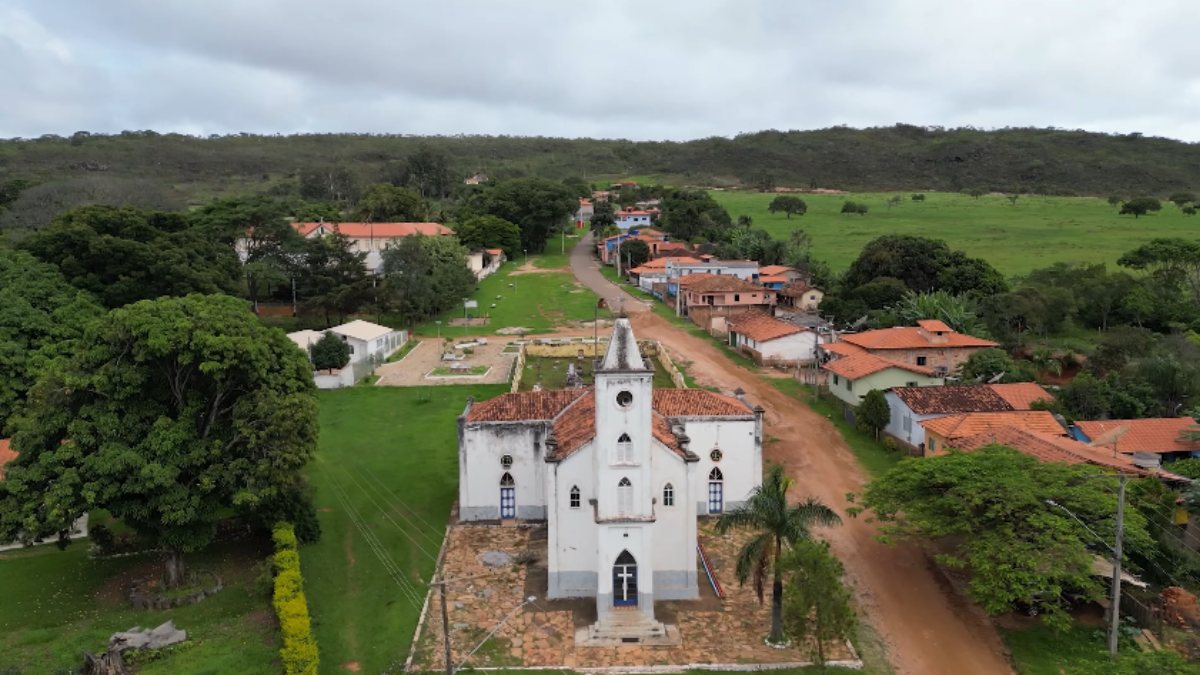 No alto da Serra do Espinhaço, o distrito de Conselheiro Mata guarda rios transparentes, faixas de areia clara e cachoeiras espalhadas entre vales e formações rochosas
