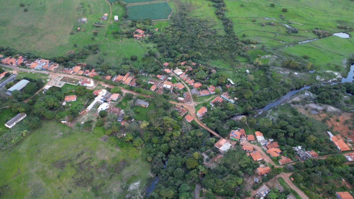 O vilarejo pertence ao município de Diamantina e fica na região central de Minas Gerais