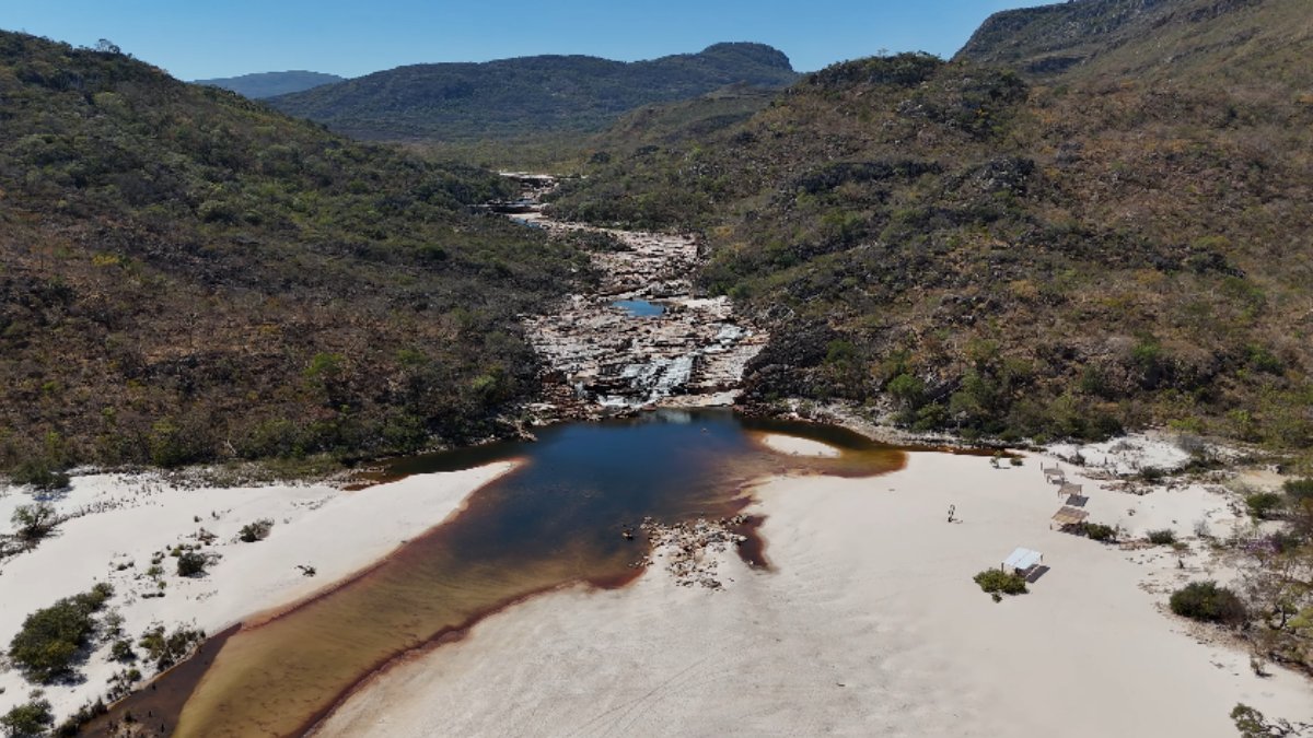 A principal é a Praia do Lajeado, com faixa de areia clara e águas calmas para banho, formadas pela Cachoeira do Telésforo