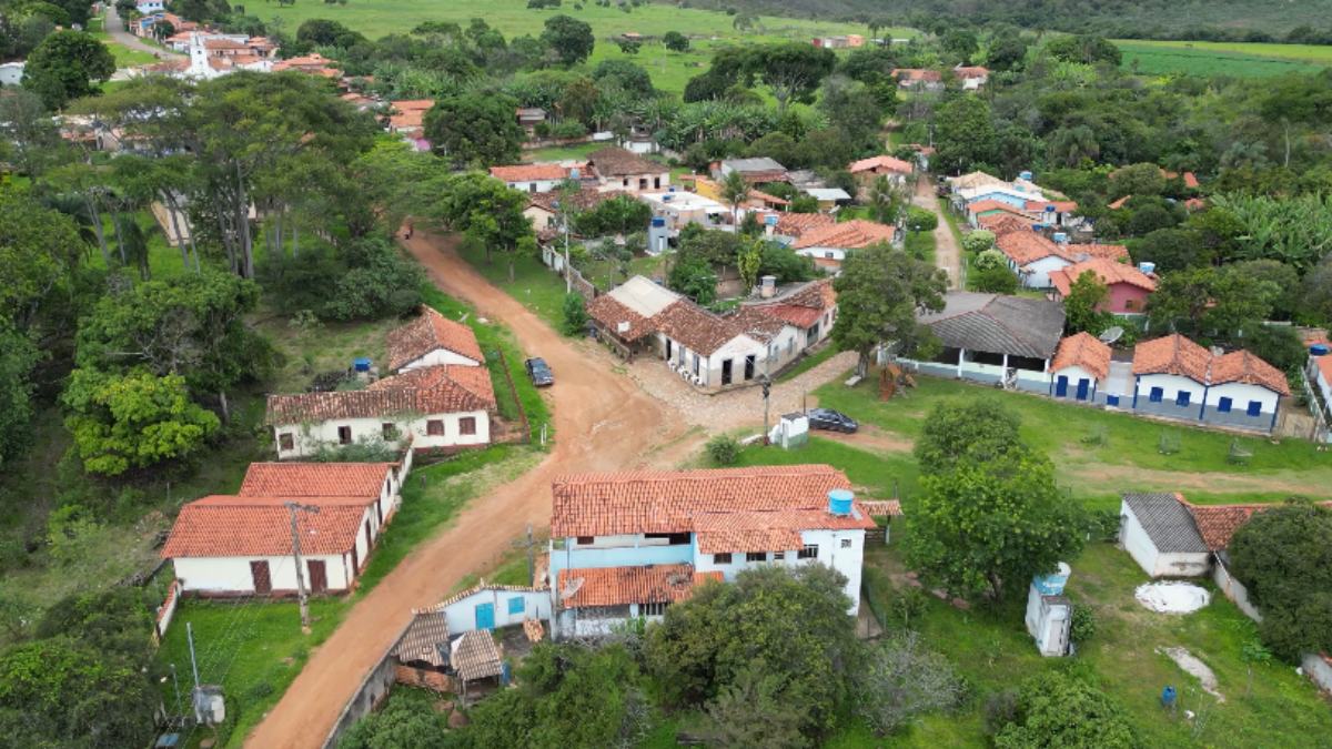 Outro ponto procurado é o próprio centro do vilarejo, que preserva construções simples de pedra e alvenaria, e mantêm o traçado das antigas comunidades de garimpo do período imperial