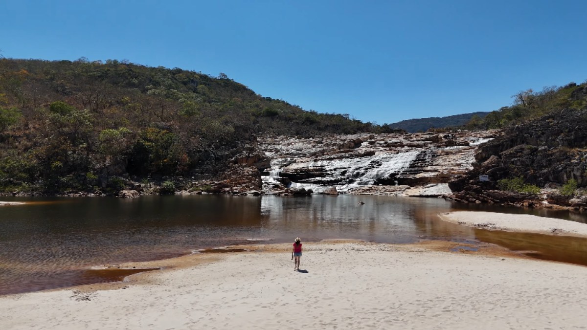 Vilarejo mineiro com cerca de 420 moradores atrai turistas por faixas de areia branca e poços naturais em meio às serras