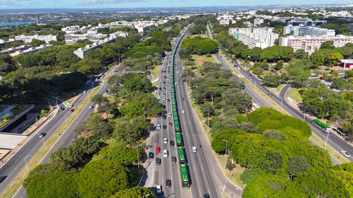 A integração dos 45 ônibus elétricos representa um marco na mobilidade sustentável, conectando diferentes regiões administrativas com emissão zero de poluentes. Divulgação/Vinícius Saiki