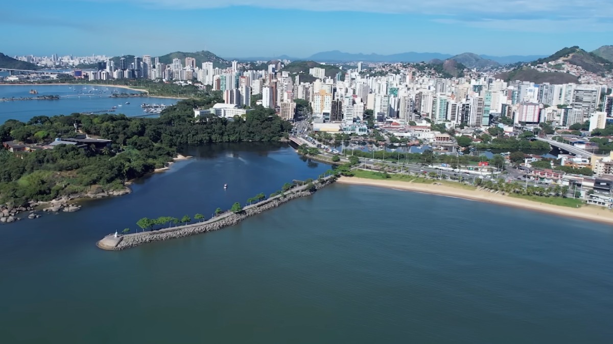 Vitória: capital equilibra centro histórico, orlas modernas e belas paisagens entre mar e montanha. Foto: Reprodução/YT