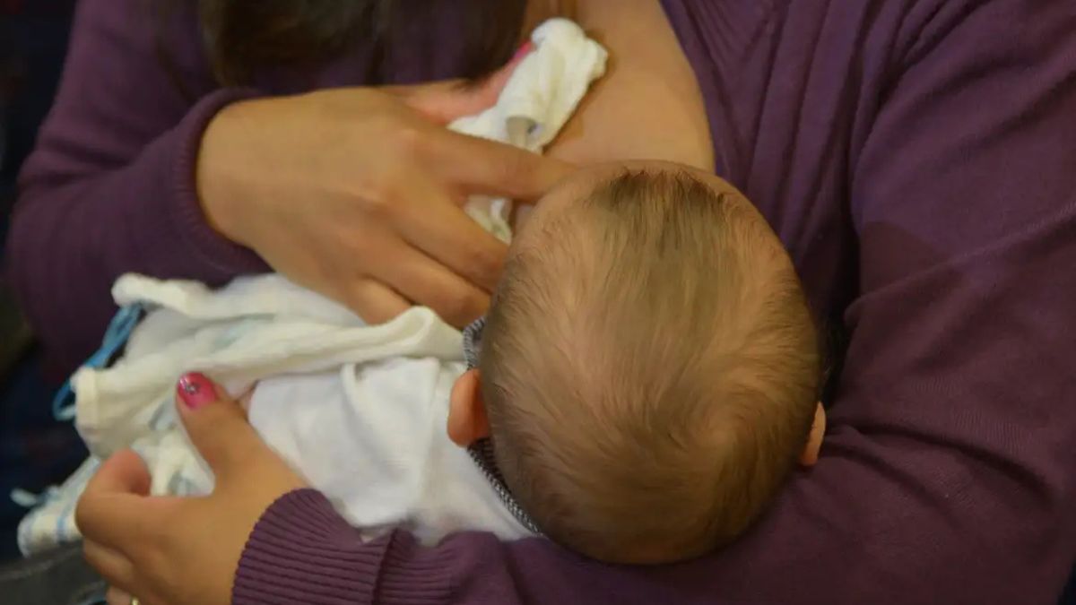 Uma mãe amamentando seu bebê