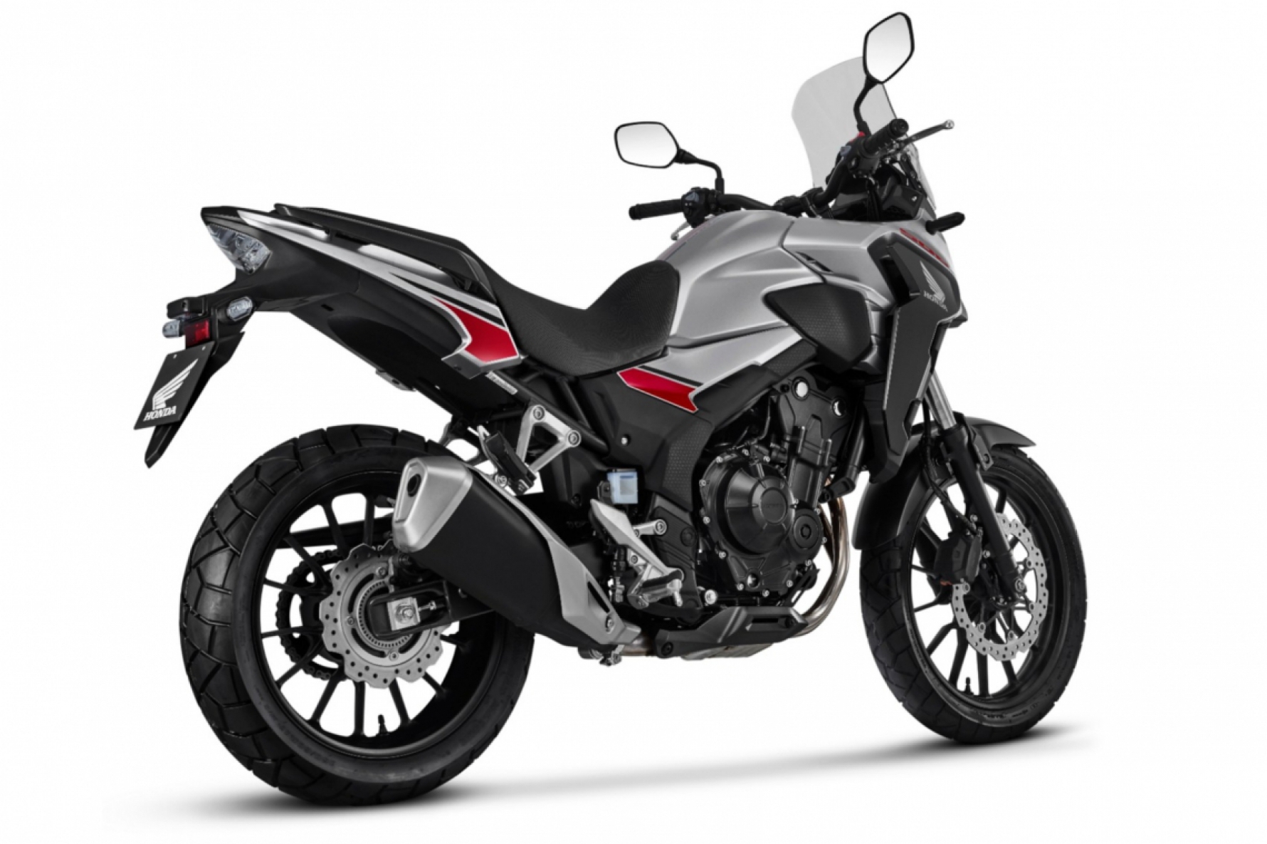 O tanque da Honda 500X tem capacidade para 17,7 litros de combustível, e está alinhado com as laterais da moto Macaque in the trees