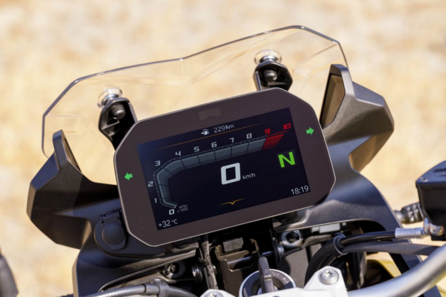 Na parte dos controles, a versão premium tem monitoramento da pressão dos pneus, ignição da moto por um botão e controle eletrônico de velocidade Macaque in the trees