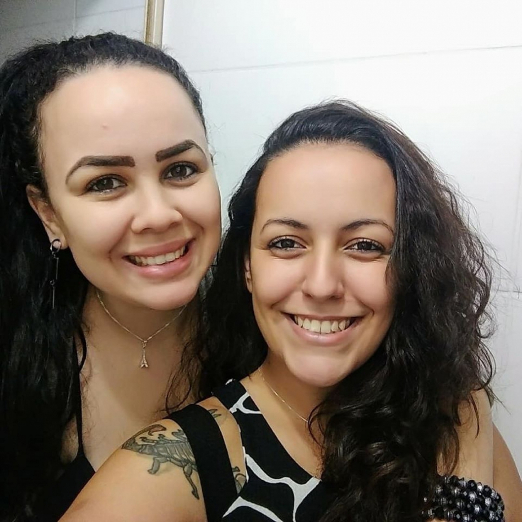 Carina Ramos e Anaflávia Gonçalves (dir.) Macaque in the trees