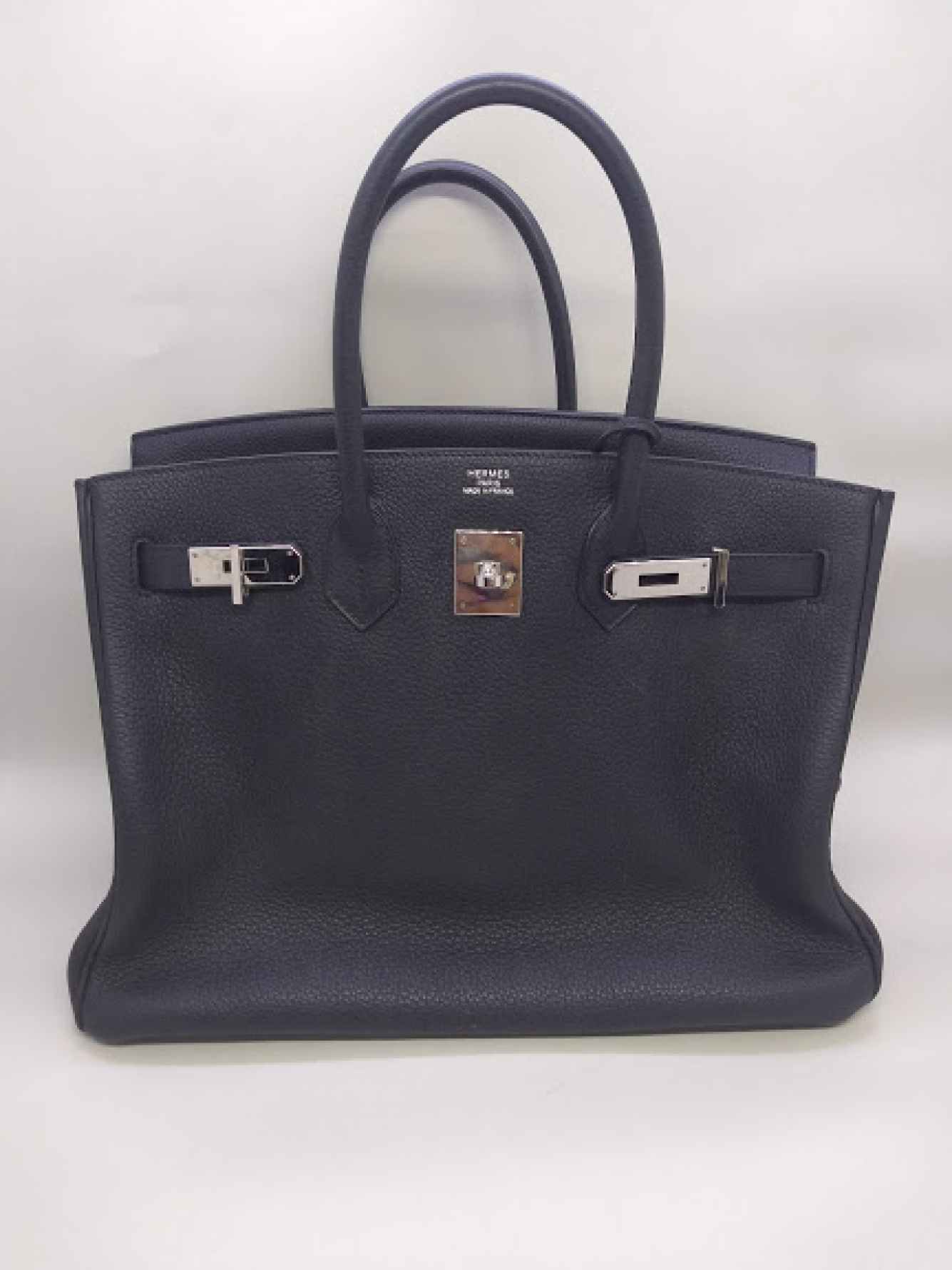 Bolsas de diversas grifes, como Gucci, Chanel e Dior estão em leilão Macaque in the trees