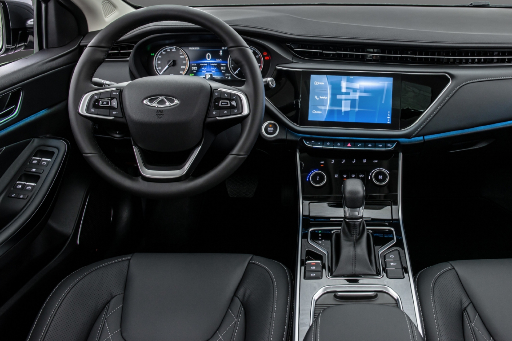 O interior do Arrizo 6 é harmonioso, com duas telas LCD na dianteira, e saídas de ar-condicionado também na parte de trás Macaque in the trees