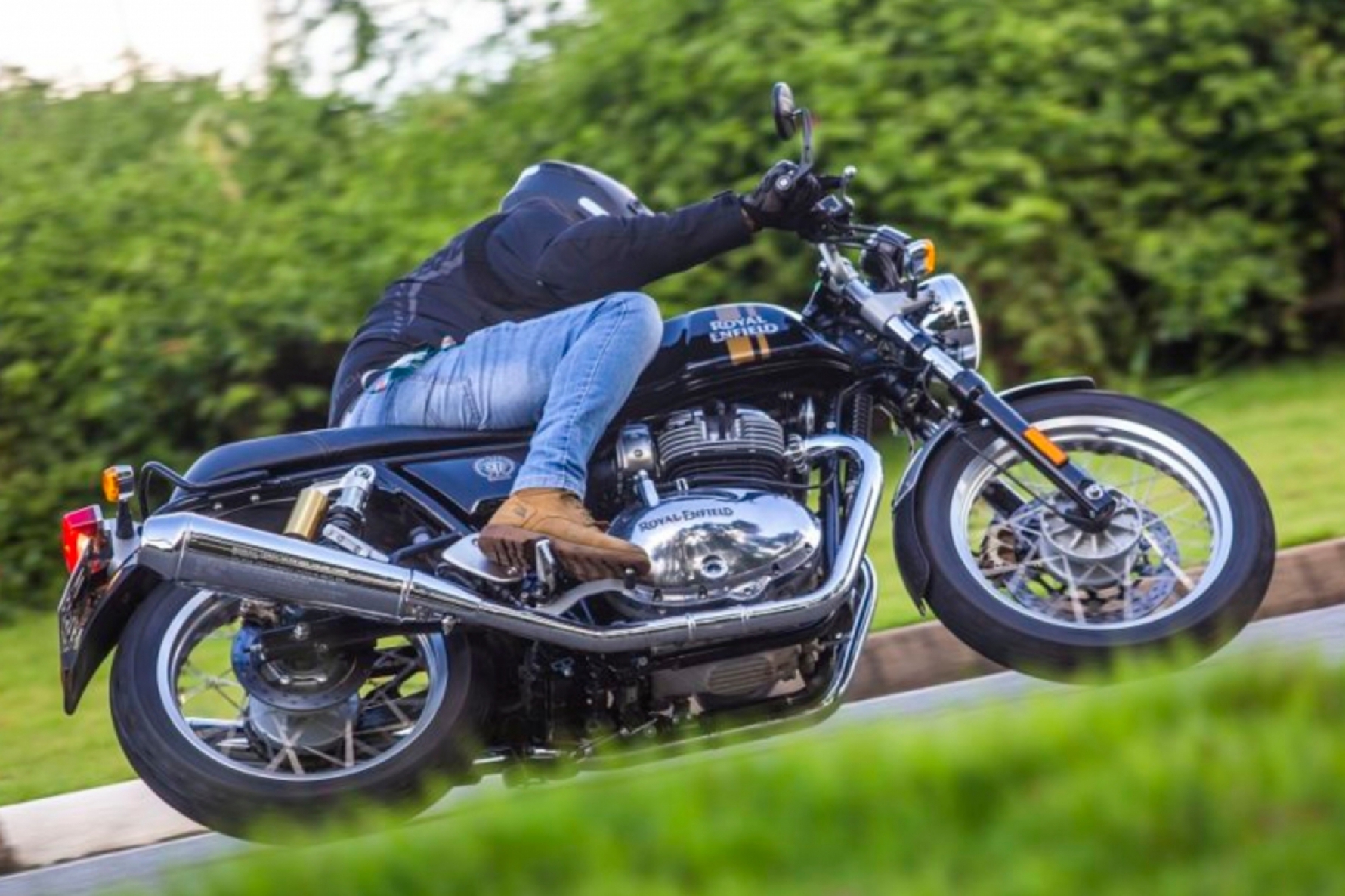 O design da Continental GT 650 lembra o das motos das décadas de 70 e 80, além de serem potentes com motores de 47 cavalos de potência máxima Macaque in the trees