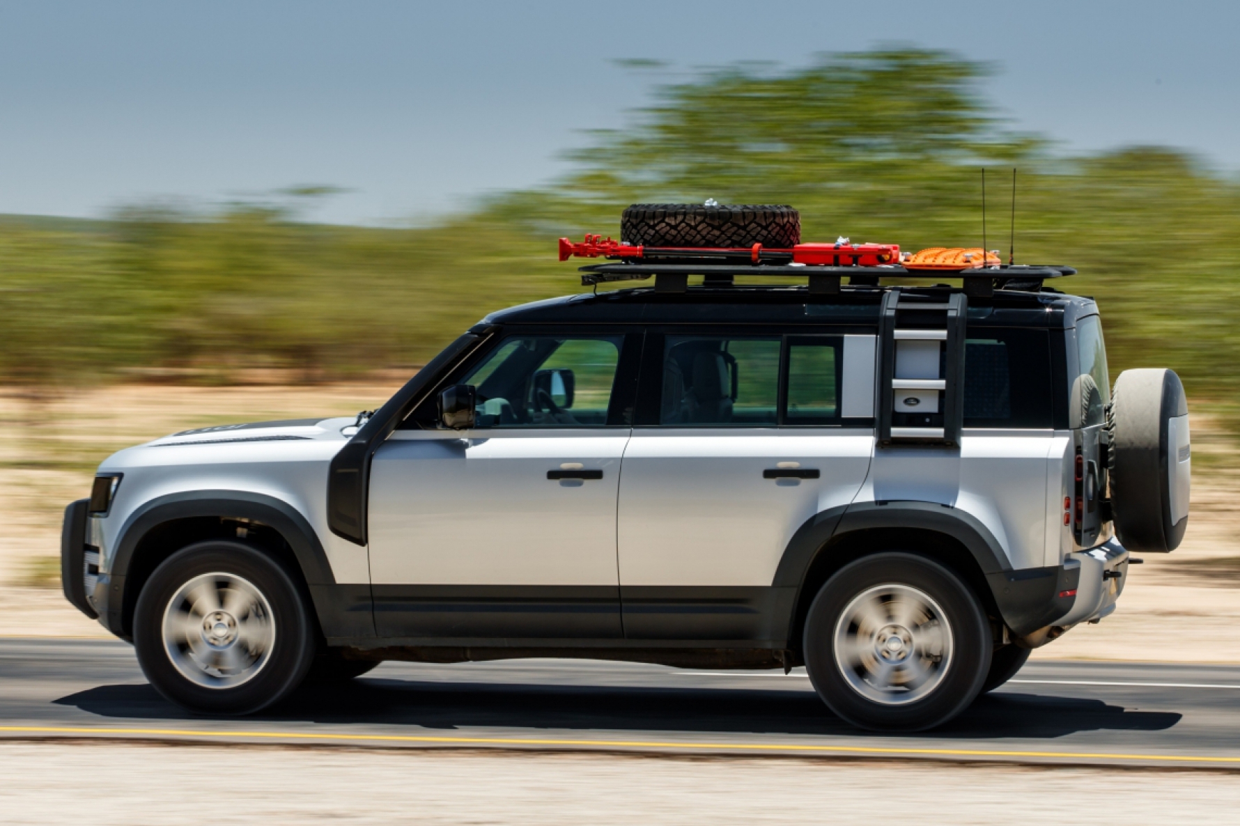O motor da Land Rover é um 2.0 quatro cilindros a gasolina, com transmissão automática de oito velocidades e tem sistema 4 x 4 Macaque in the trees