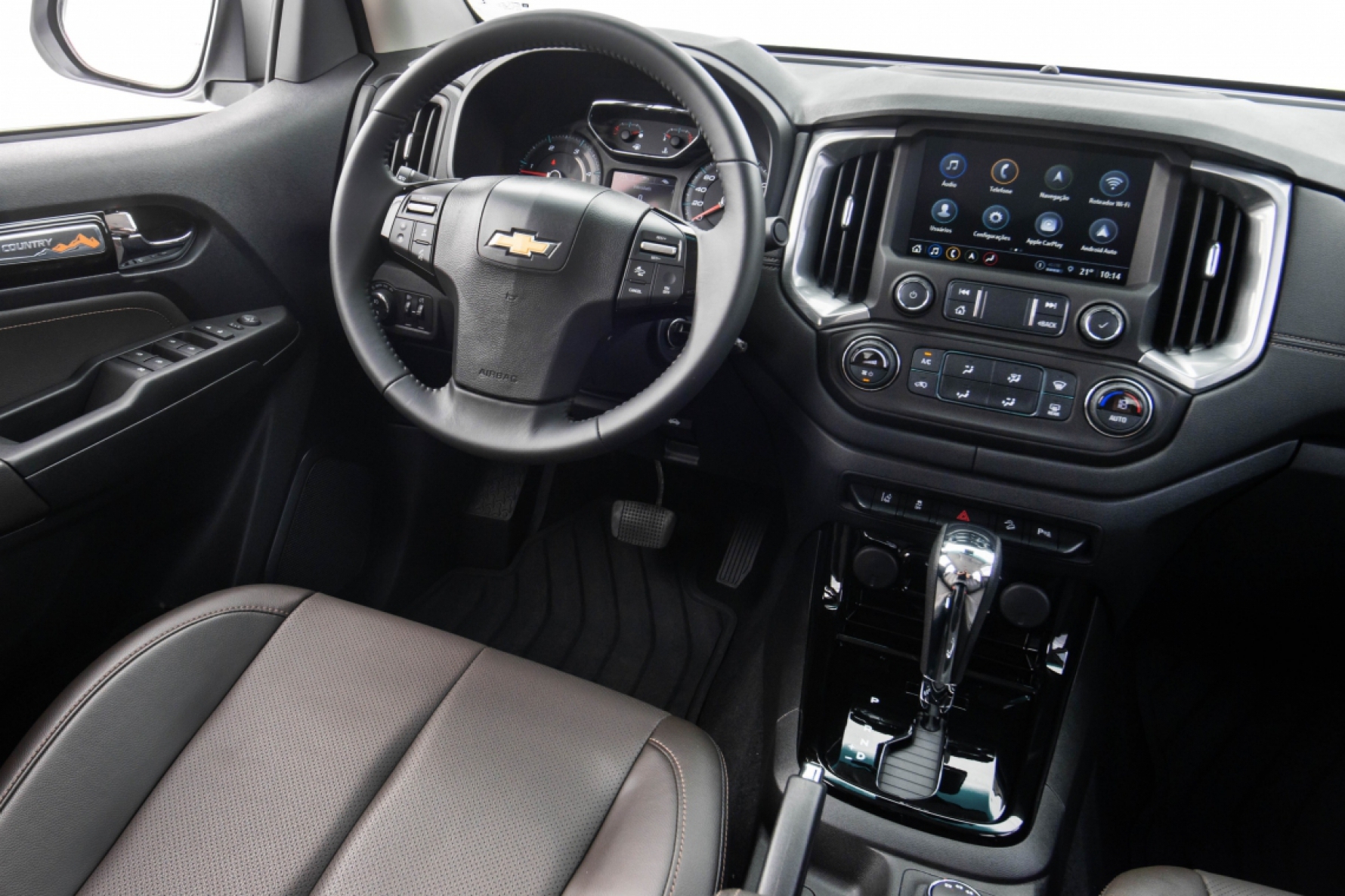 A S10 vem com três opções de carroceria, cabine dupla, simples e chassis cab, e duas opções de motor, 2.5 flex e 2.8 Turbo Diesel Macaque in the trees