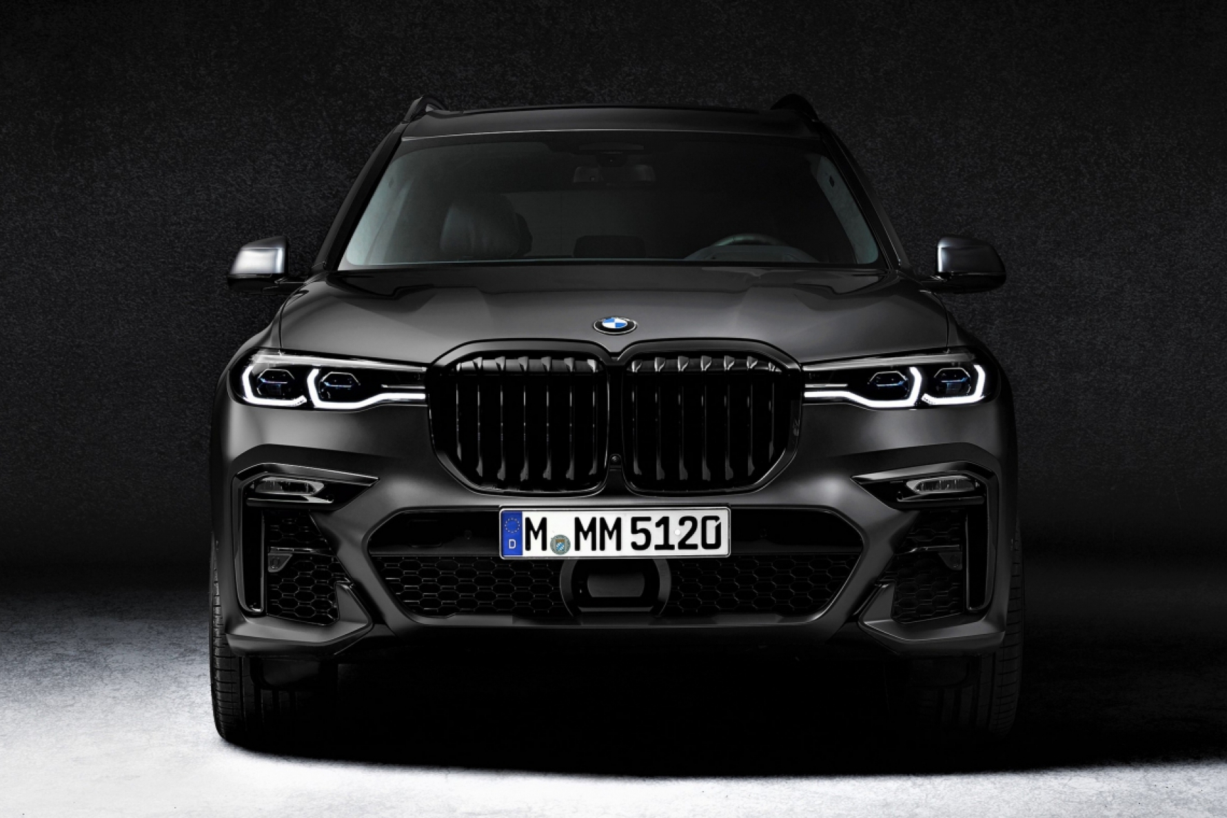 O BMW X7 Edition Dark Shadow tem acabamento fosco jet black Macaque in the trees