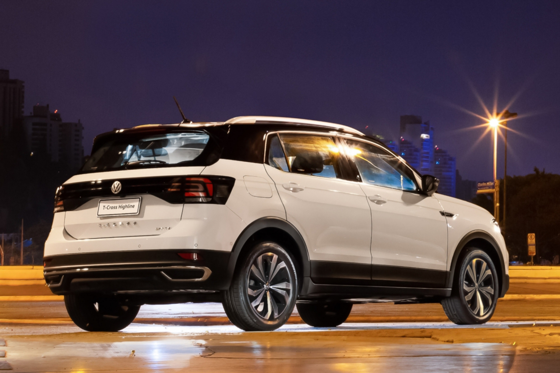 O T-Cross 2021 na versão Comfortline vem com teto solar panorâmico, espelho interno eletrocrômico e bancos em couro Macaque in the trees