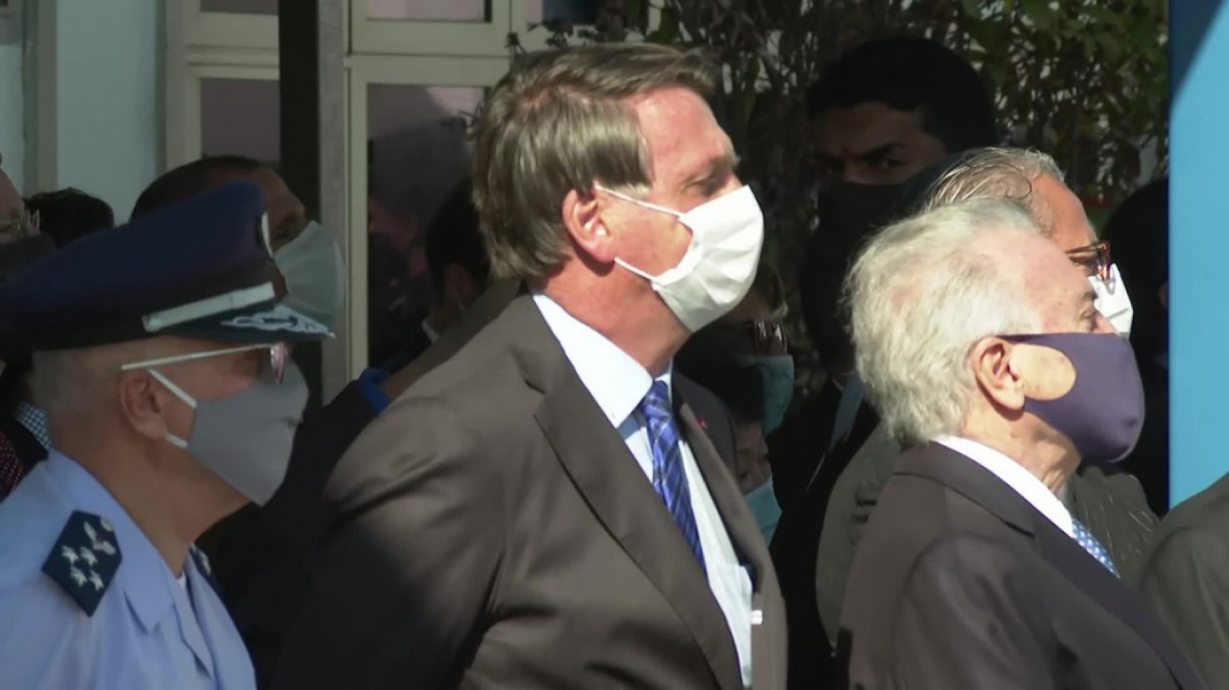 Jair Bolsonaro acompanhou o evento ao lado de Michel Temer Macaque in the trees