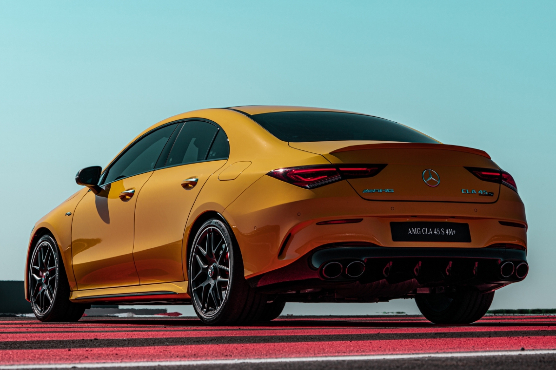 Os motores dos AMG são quatro cilindros, gasolina, com turboalimentação e injeção direta Macaque in the trees