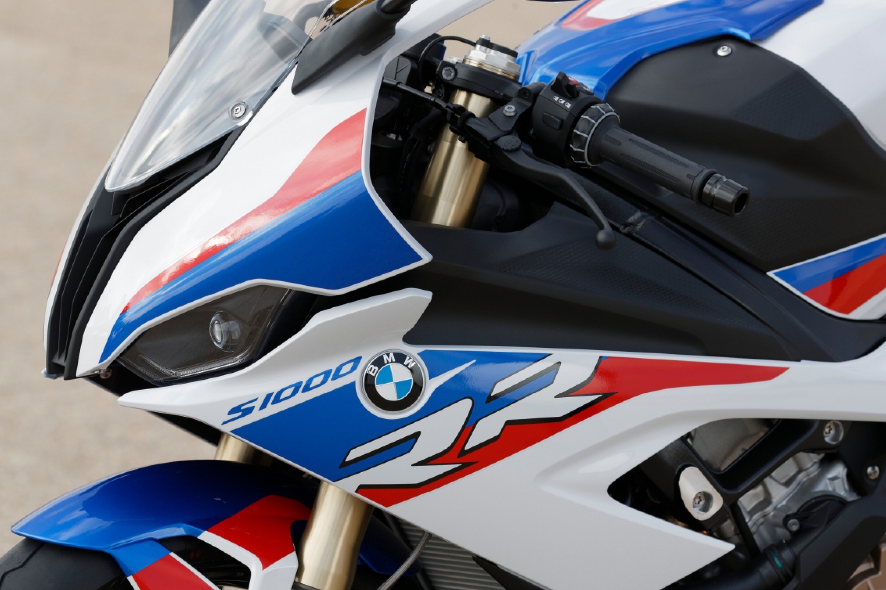 O motor da S 1000 RR pacote M tem quatro cilindros com 207 cavalos de potência Macaque in the trees