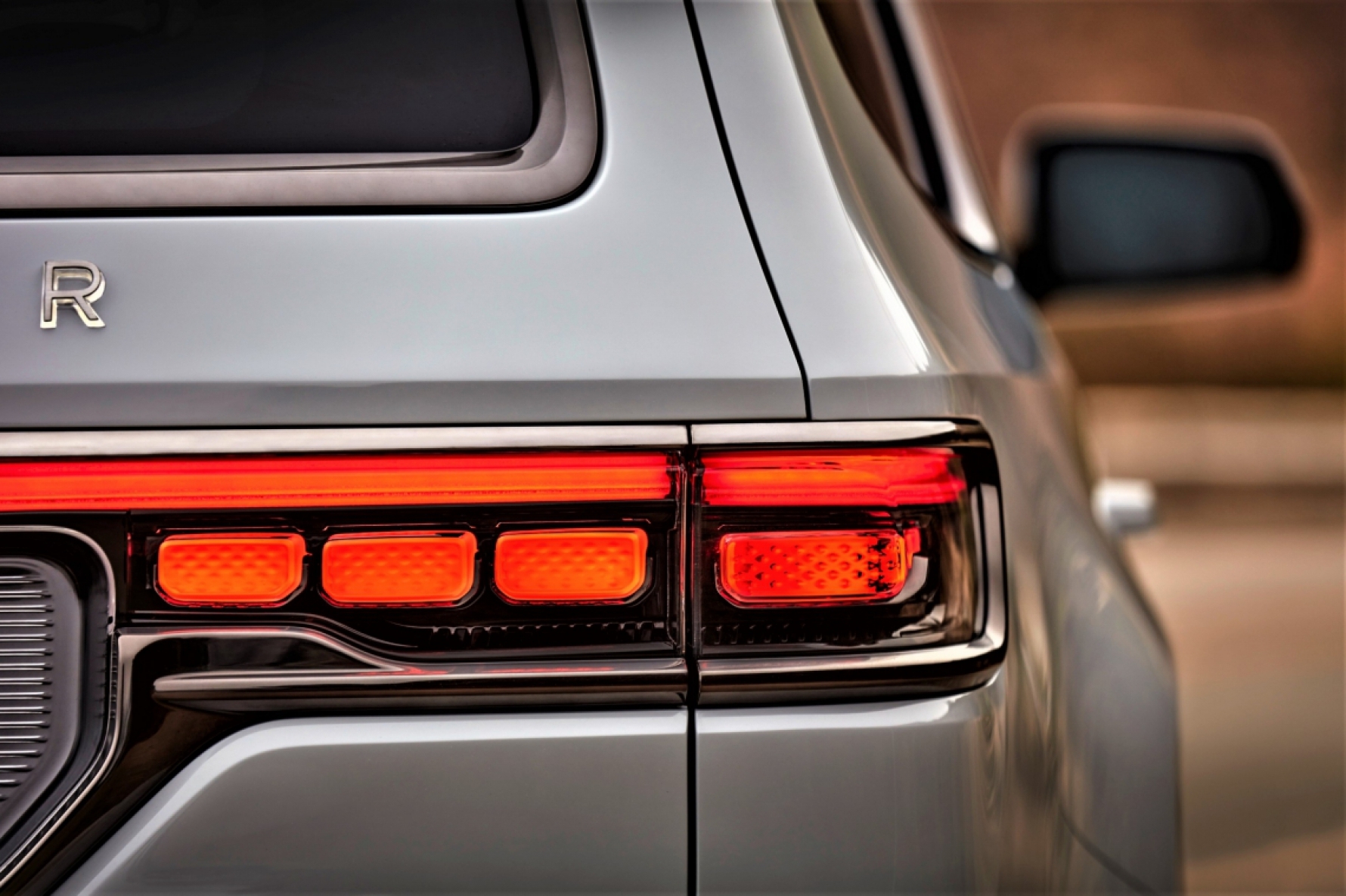 O novo Grand Wagoneer tem um pacote de luzes em led externas, incluindo grupos óticos traseiros e faróis de neblina Macaque in the trees