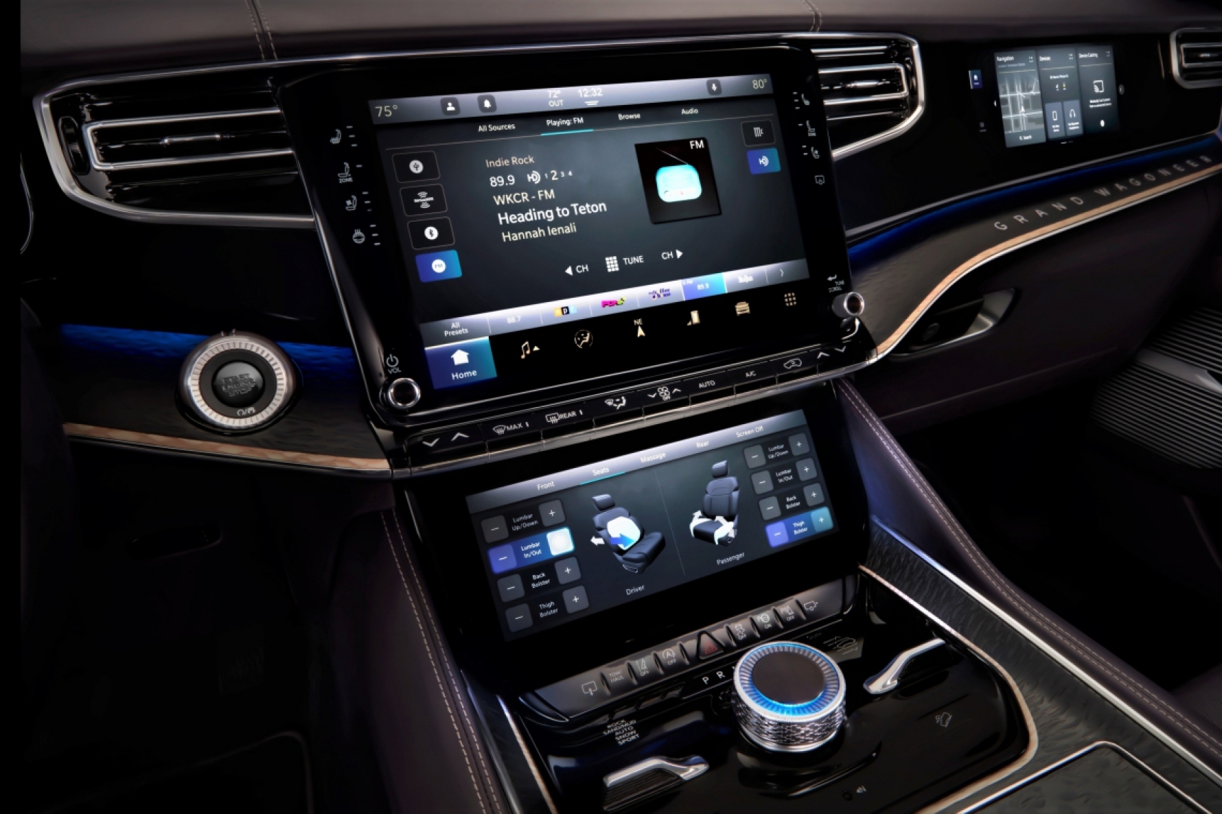 São quatro as telas touchscreen no painel da Grand Wagoneer Macaque in the trees