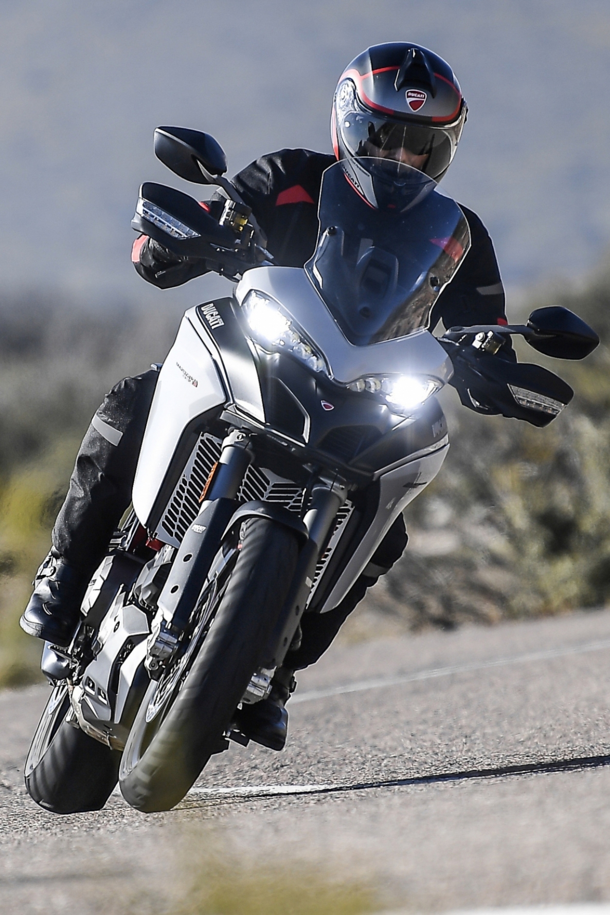 O modelo conta com o sistema Ducati Cornering Lights, que dá mais visibilidade nas curvas Macaque in the trees