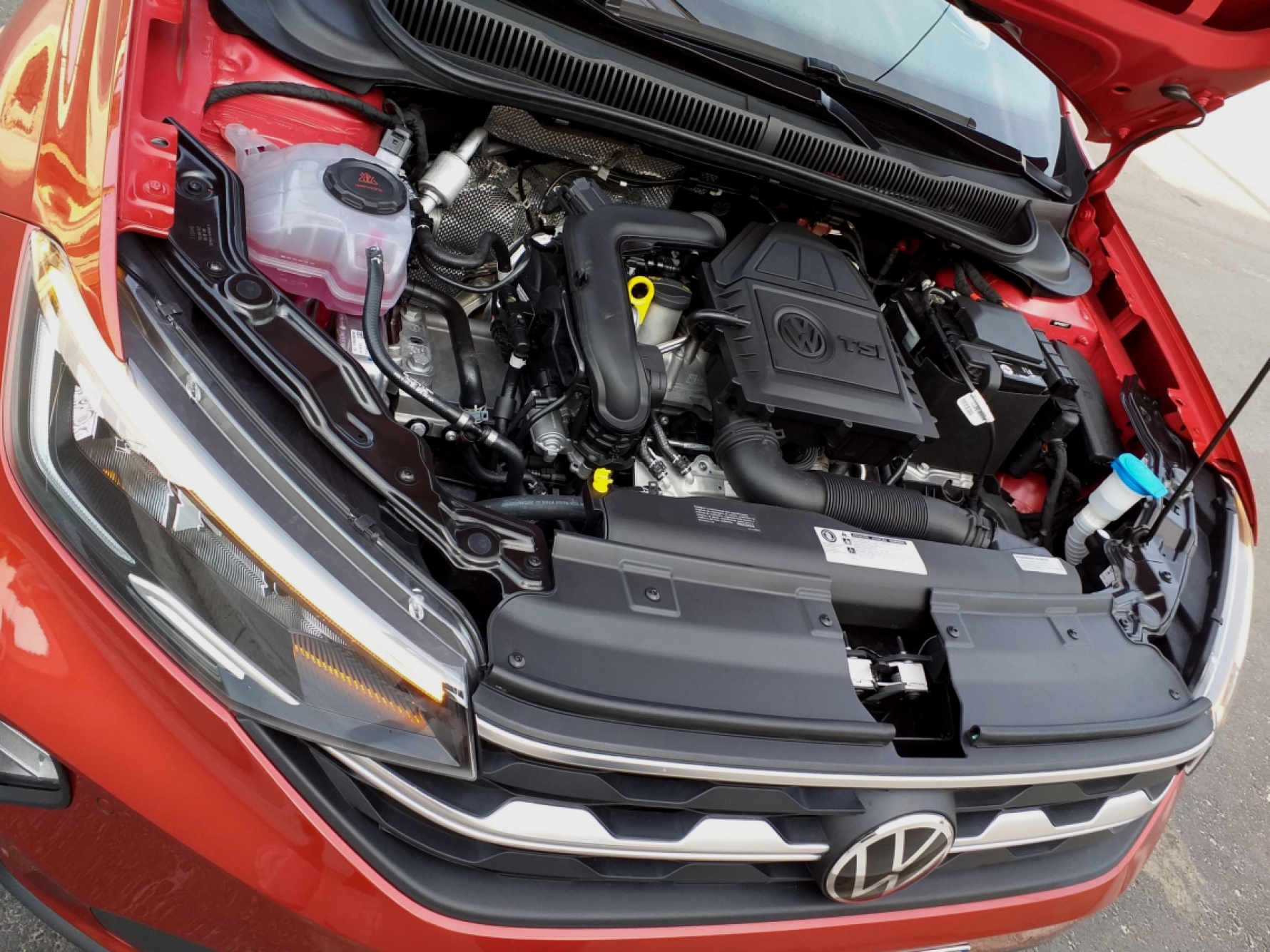 O motor do Nivus Highline é um 1.0 flex com turbocompressor e injeção direta, e tem transmissão automática de seis marchas Macaque in the trees