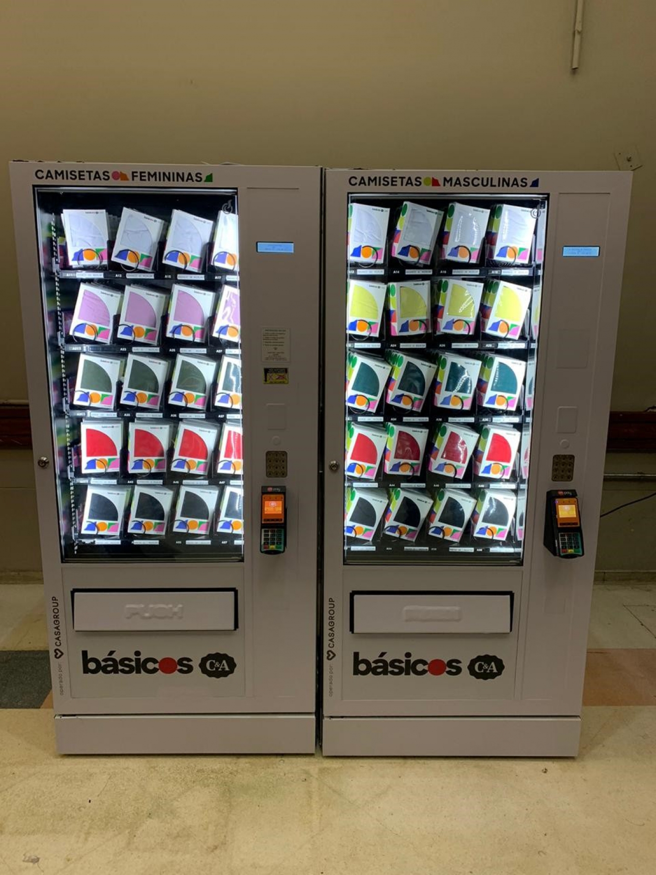 Vending machine da C Macaque in the trees