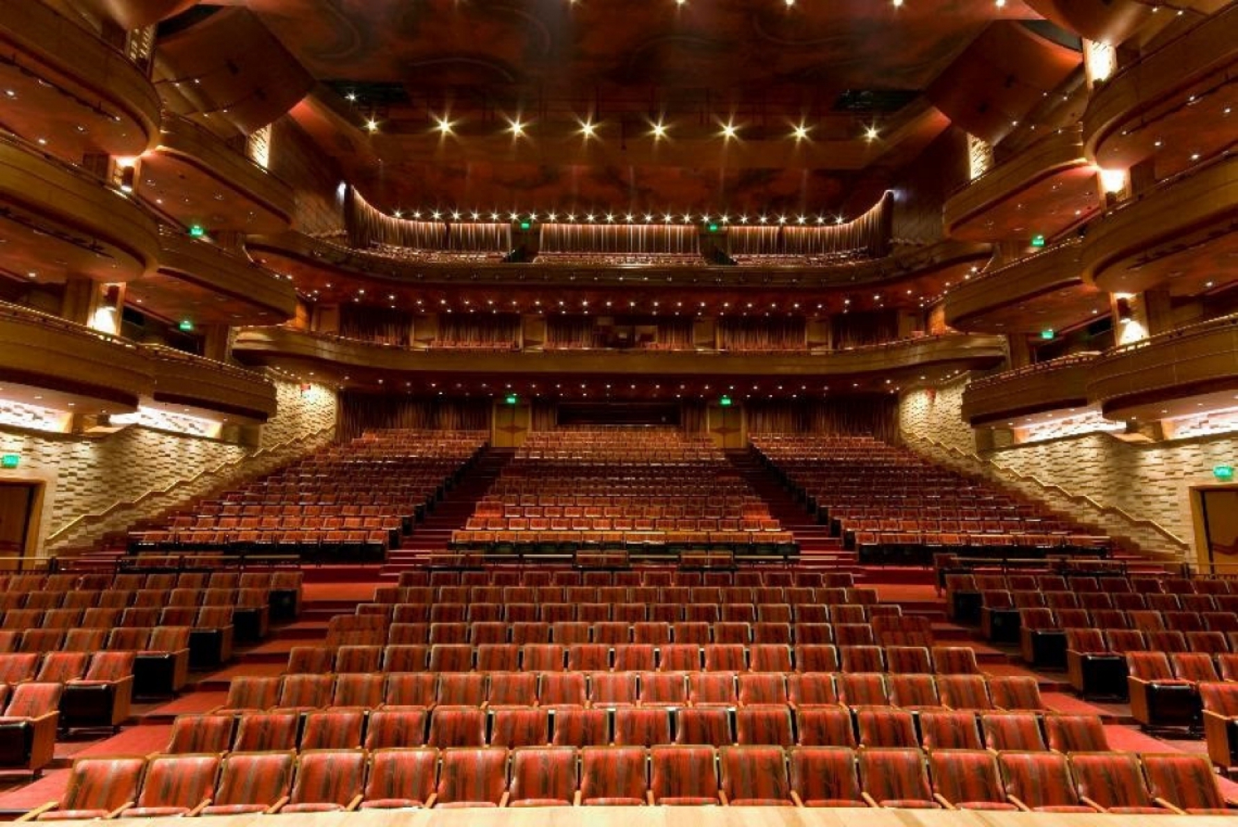 Outro espaço que está de volta é o Teatro Bradesco, que comemora a retomada Macaque in the trees