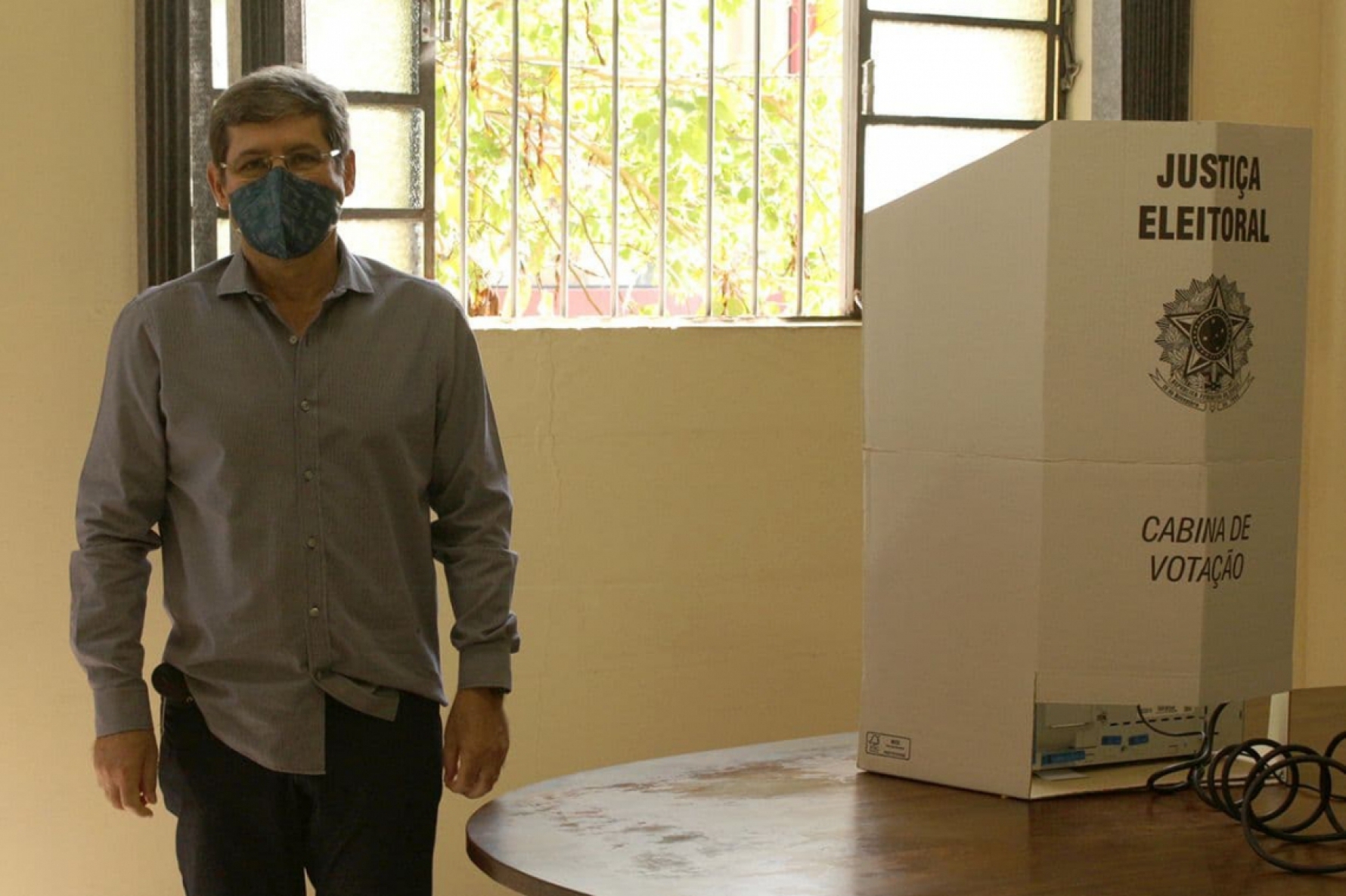 Dr. Cássio votou por volta das 9h, no Colégio São José Macaque in the trees