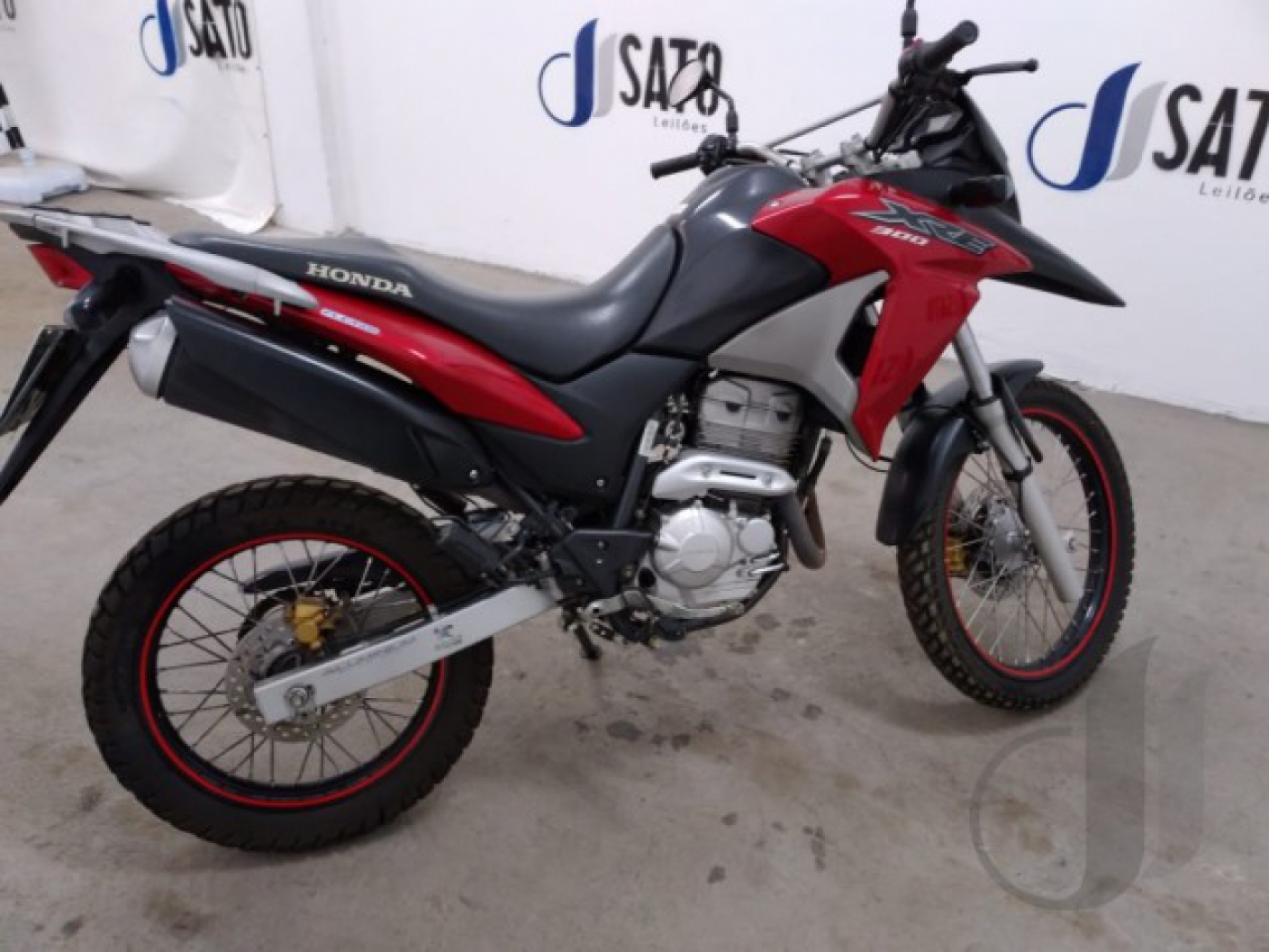 Honda XRE 300, ano e modelo 2016 (Foto: Divulgação) Macaque in the trees