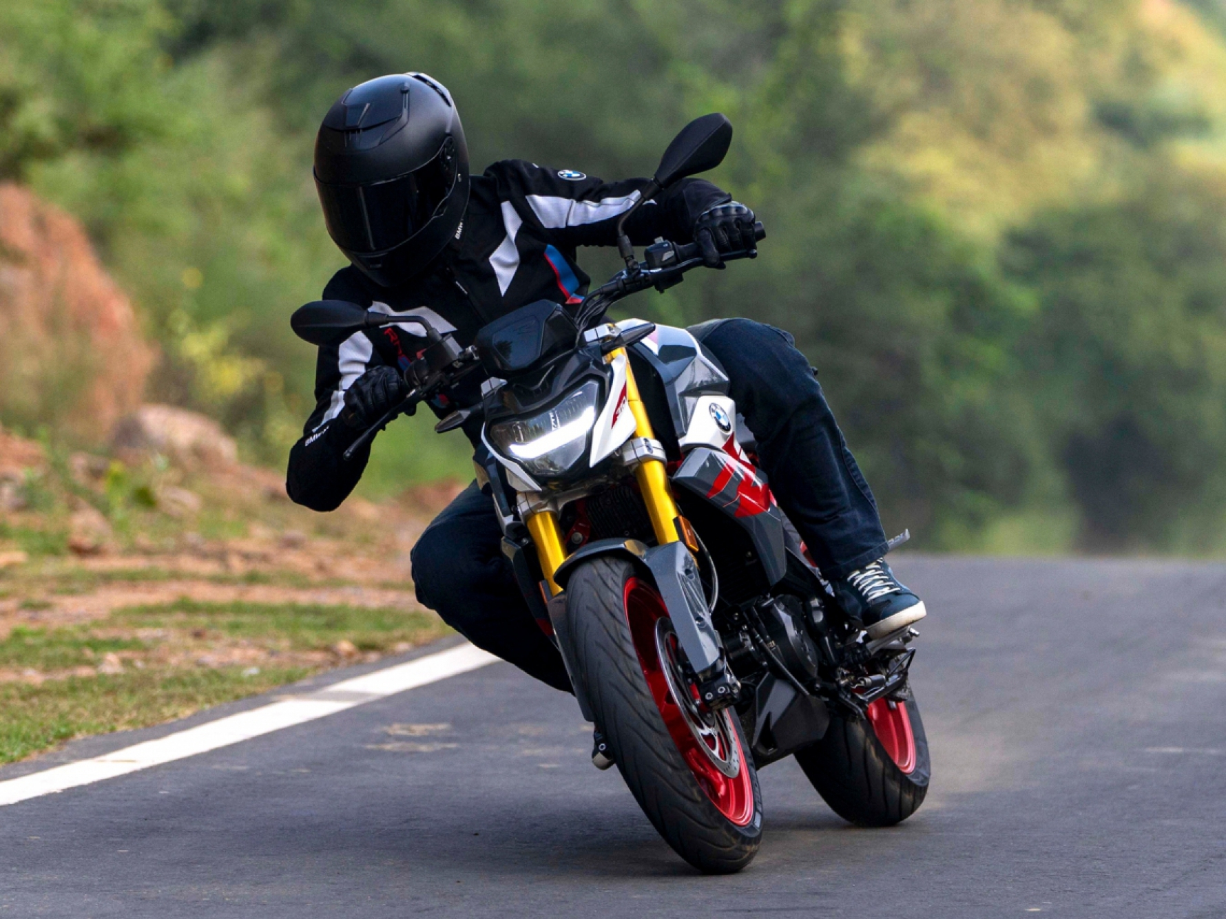 O motor da G 310 R vem com um novo controlador do acelerador eletrônico, que oferece uma resposta ainda mais sensível Macaque in the trees