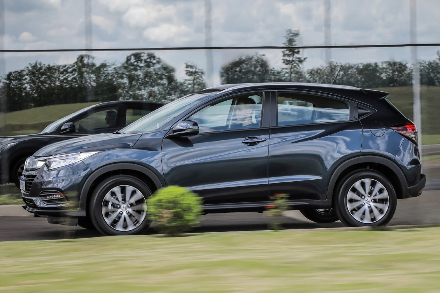 O Honda HR-V 2021 Touring vem com teto solar panorâmico Macaque in the trees