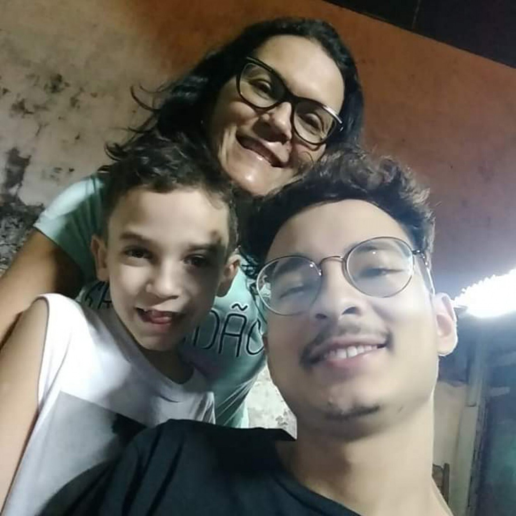 Kelli e os filhos Hugo e Bryan Macaque in the trees