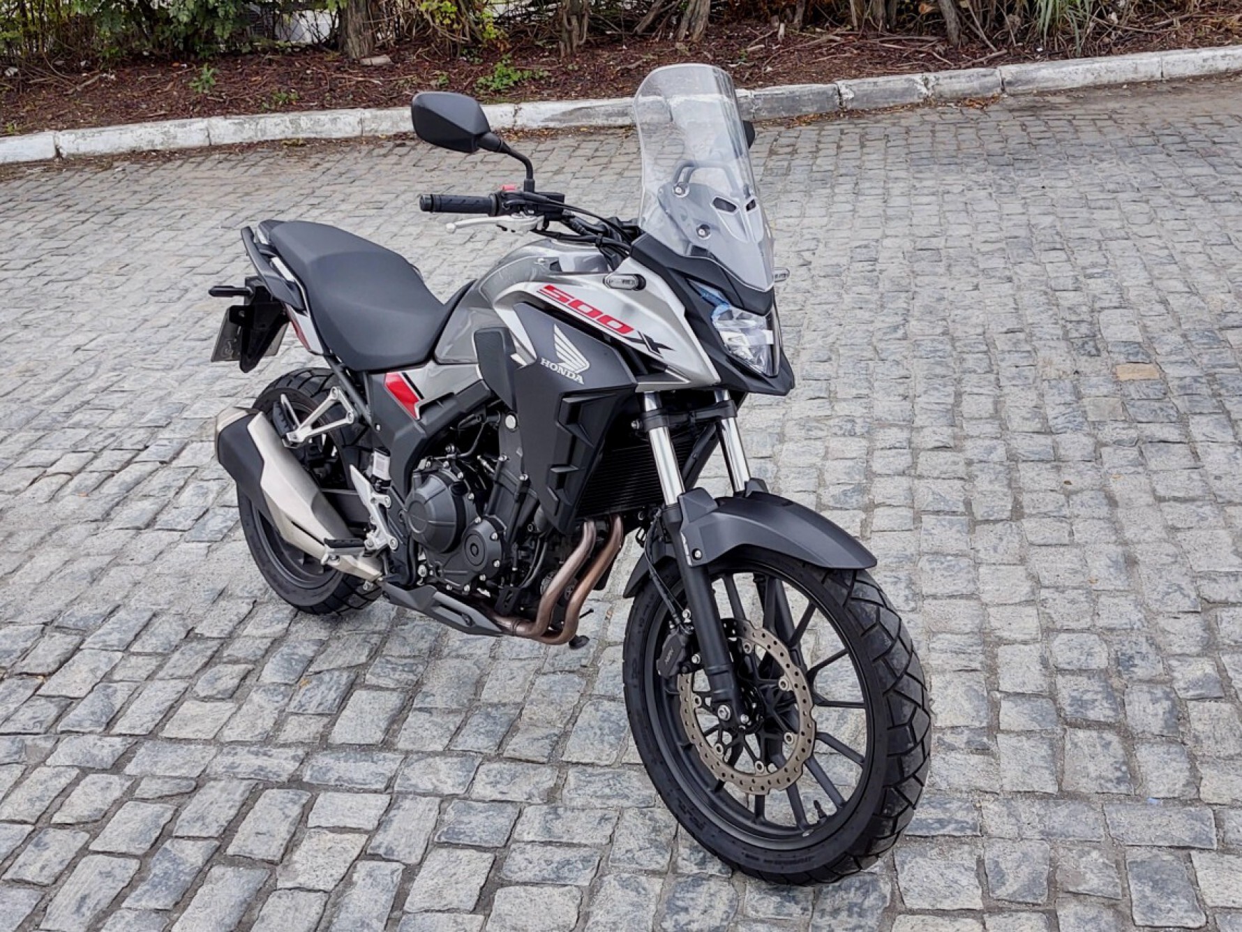 O motor da CB500X é bicilíndrico, com embreagem assistida e deslizante, que é mais macia no acionamento da alavanca Macaque in the trees
