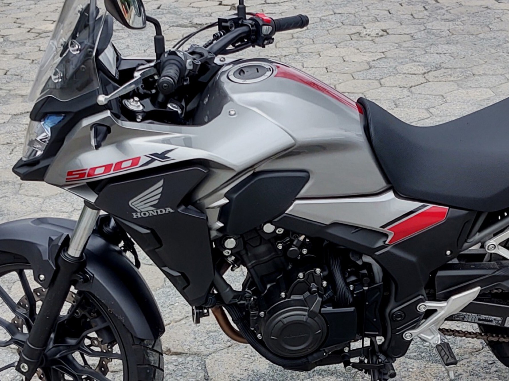 A Honda CB500X está disponível nas cores prata metálico, preto ou vermelho perolizados, com preço sugerido de R$ 31.260 Macaque in the trees