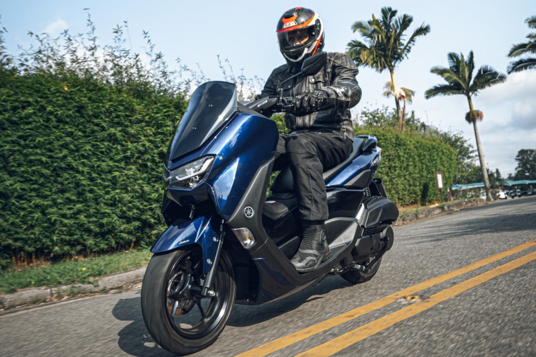 A nova scooter da Yamaha vem com indicador de temperatura do motor e nível de carga de bateria Macaque in the trees