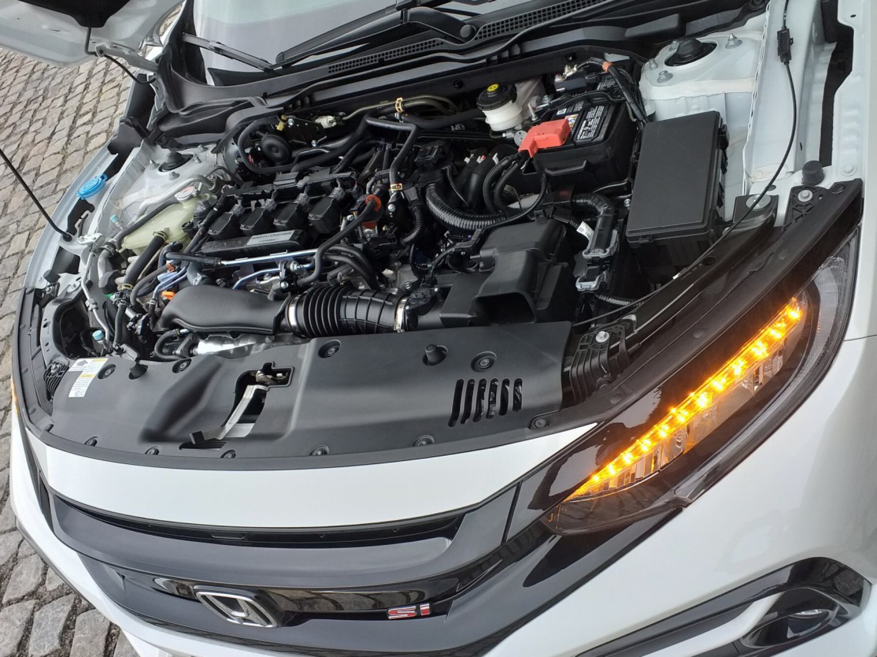 O motor do Honda Civic Si é um 1.5 a gasolina, com quatro cilindros, turbocompressor e câmbio manual de seis marchas Macaque in the trees
