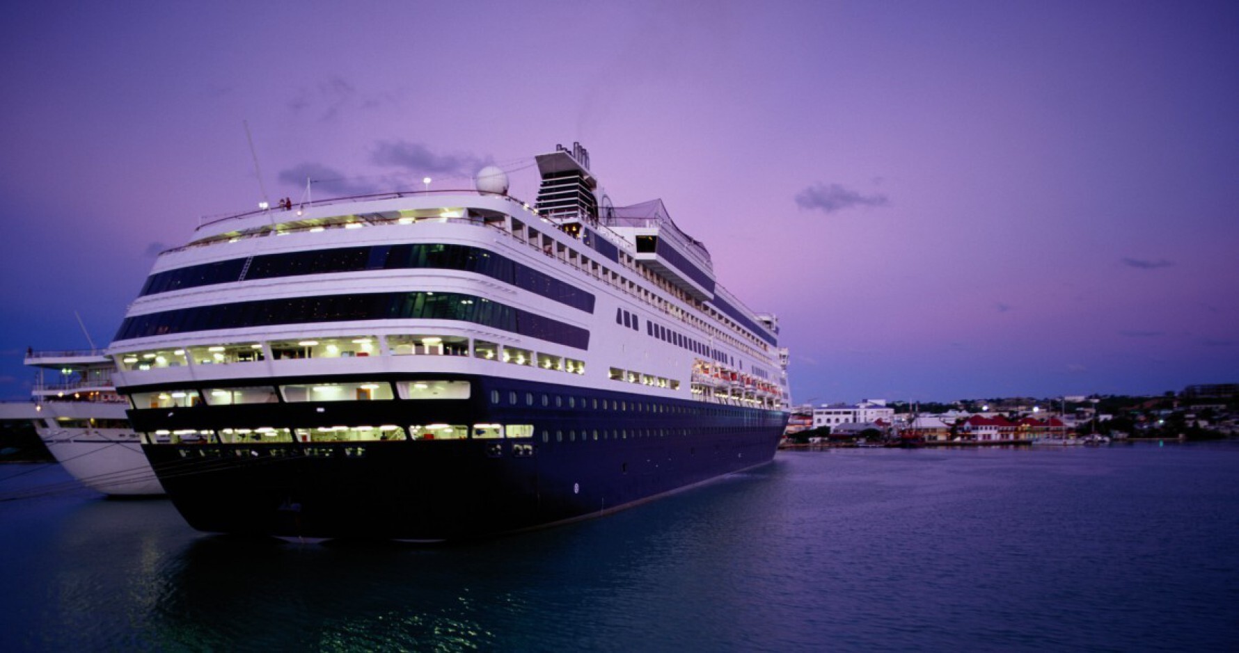 CELEBRITY INFINITY. O passeio no grande Infinity sai do Rio de Janeiro no dia 13 de dezembro e tem nove noites, com destino à Argentina e Uruguai. A embarcação tem spa, restaurantes exclusivos como o Blu, com cozinha mediterrânea, e o Qsine, com pratos que trazem experiências inusitadas, além de bares e bistrôs Macaque in the trees
