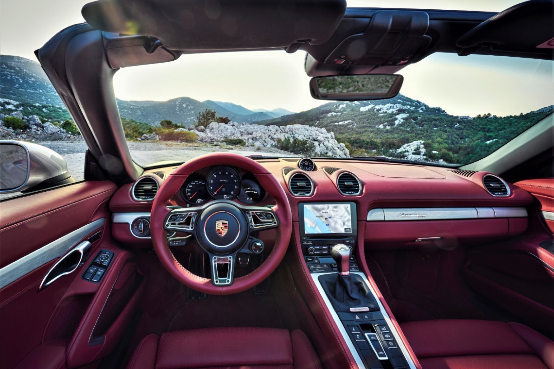 O interior do Porsche Boxster 25 Edition é em couro Bordeaux Macaque in the trees