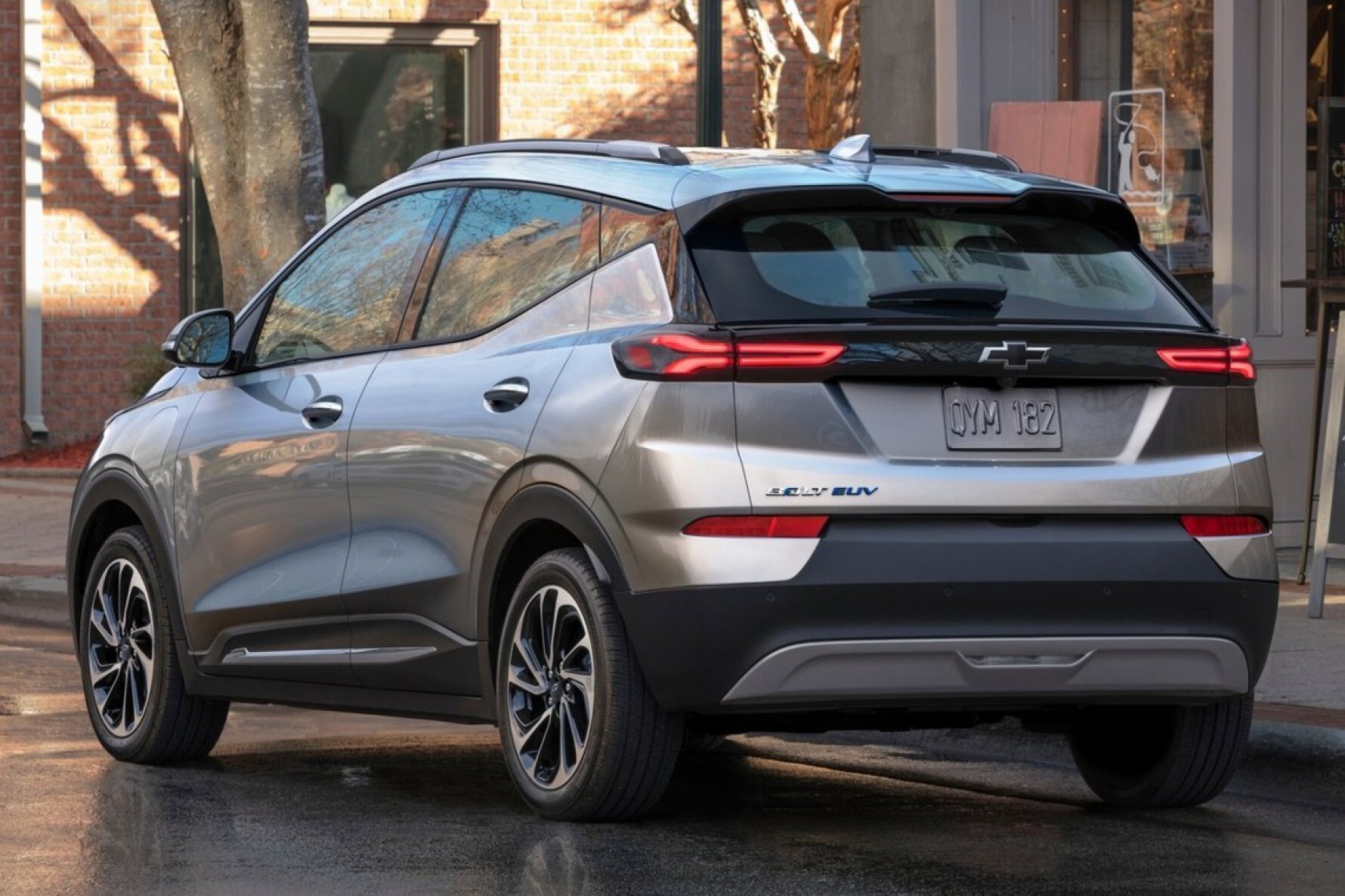 O novo SUV se diferencia do Bolt EV por ser mais longo Macaque in the trees