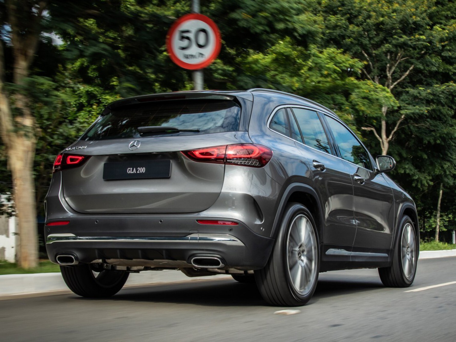 A nova versão do modelo GLA se destaca por ser um SUV genuinamente esportivo desde o primeiro momento de observação Macaque in the trees