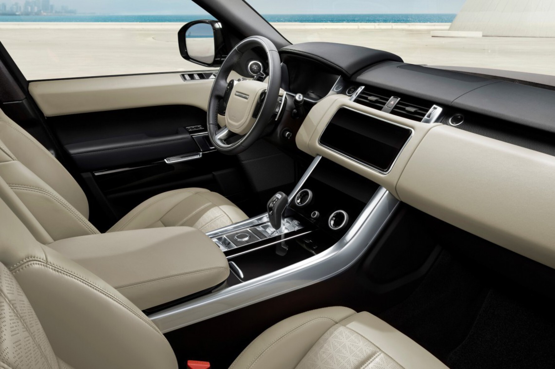 No interior, a paleta de cores recebeu oito novas tonalidades, como o Marrom Tourmaline, o Roxo Amethyst e o Azul Petrolix, da gama premium SV, que disponibiliza cores brilhantes e detalhes acetinados para toda a família do Range Rover Sport Macaque in the trees