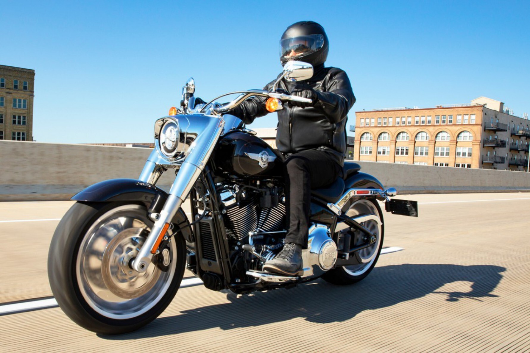 Entre os modelos cruiser da linha Softail, o destaque é a carismática Fat Boy 114, incorporando novos cromados brilhante em sua linha 2021 Macaque in the trees