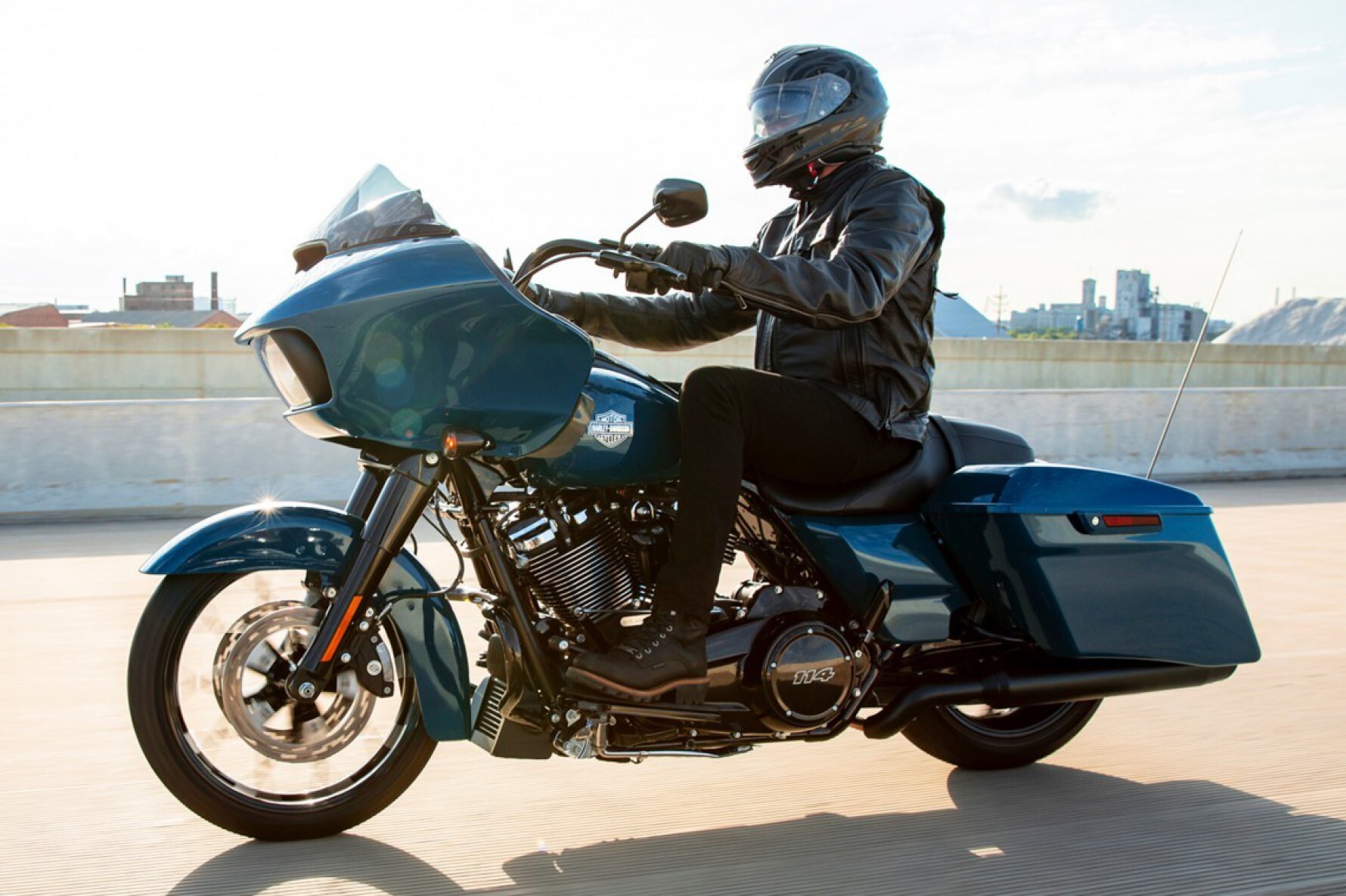Os modelos Road King Special, Road Glide Special e Street Glide Special combinam o habitual estilo vigoroso com as capacidades de longa distância do chassi Touring Macaque in the trees