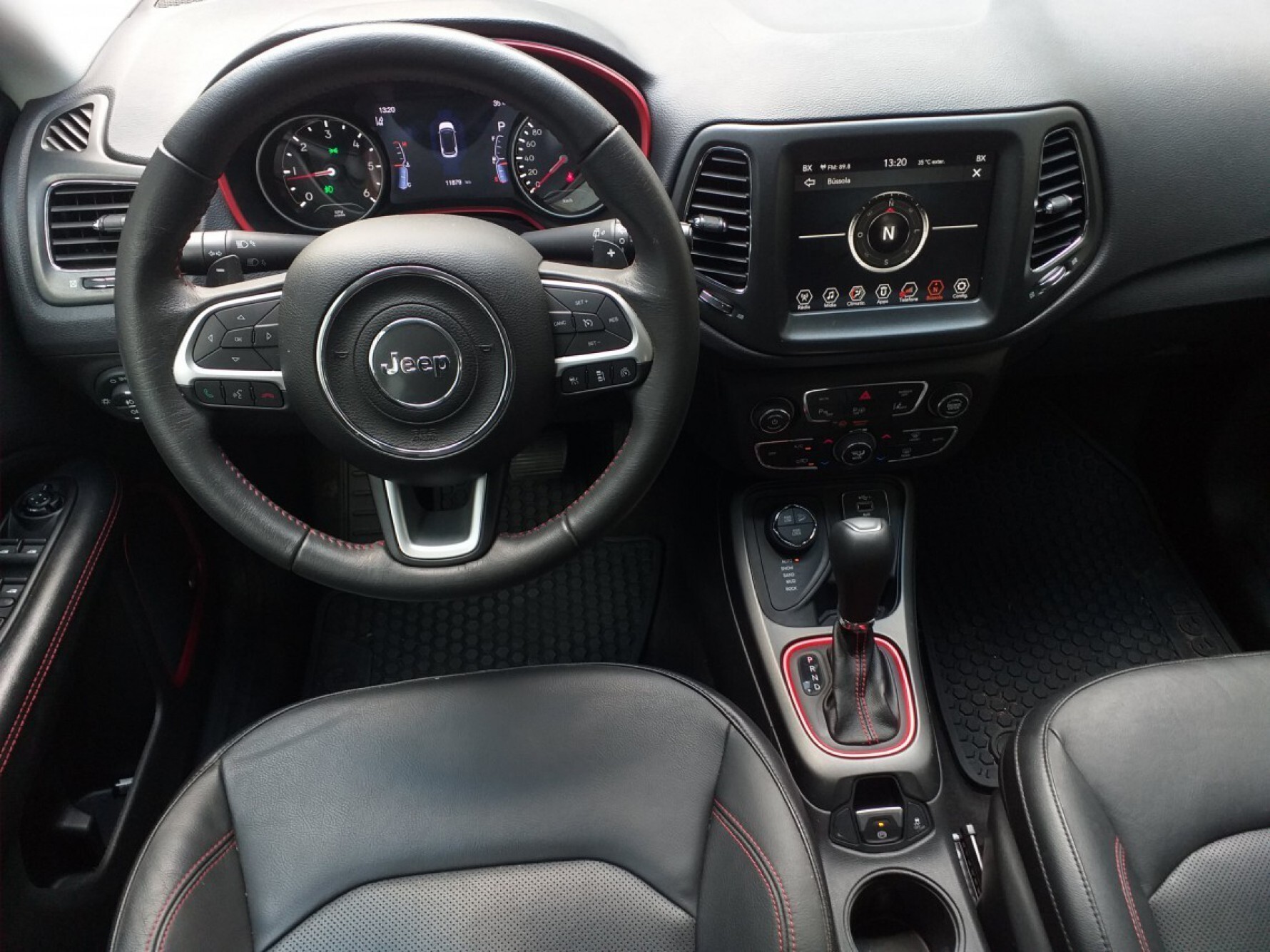 O Compass Trailhawk traz chave presencial, bancos em couro, elétrico para o motorista (com oito posições), park assist, rack de teto com acabamento cromado, sensores crepuscular e de chuva, tela configurável de TFT de 7 polegadas no quadro de instrumentos, central multimídia com navegação GPS, Bluetooth e tela sensível ao toque com 8,4 polegadas Macaque in the trees