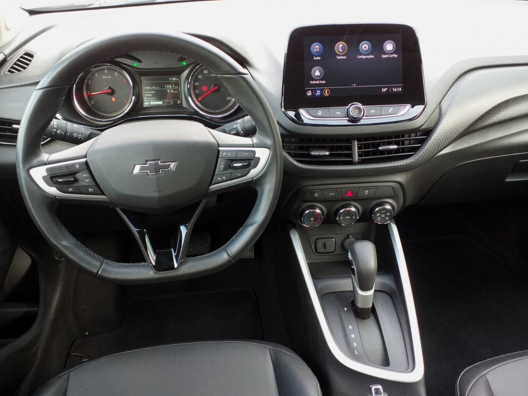 A versão Midnight é bem equipada e traz acabamento interno premium, chave com sensor de aproximação e botão de partida Macaque in the trees