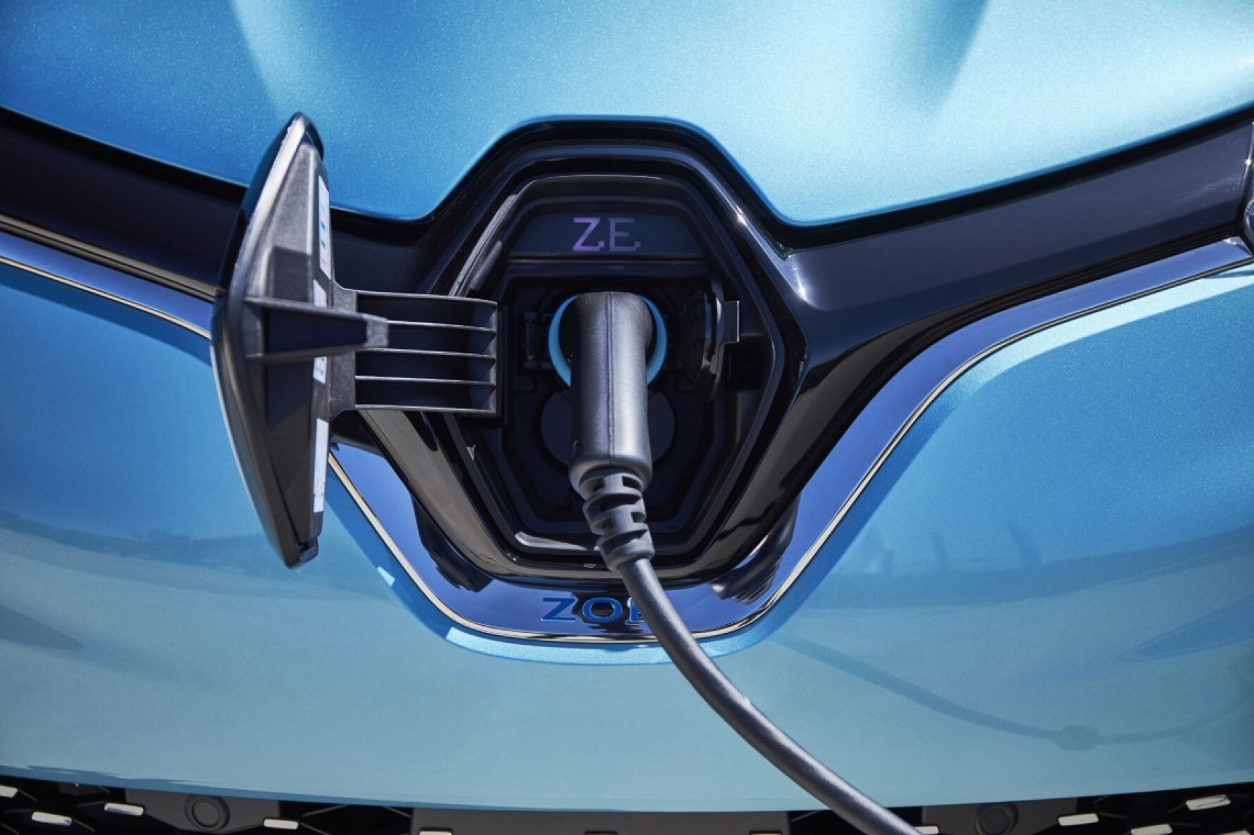 A bateria de 52 kWh faz a autonomia chegar a 385 quilômetros, com ainda mais opções de recarga, graças à introdução do sistema em corrente contínua (DC) Macaque in the trees