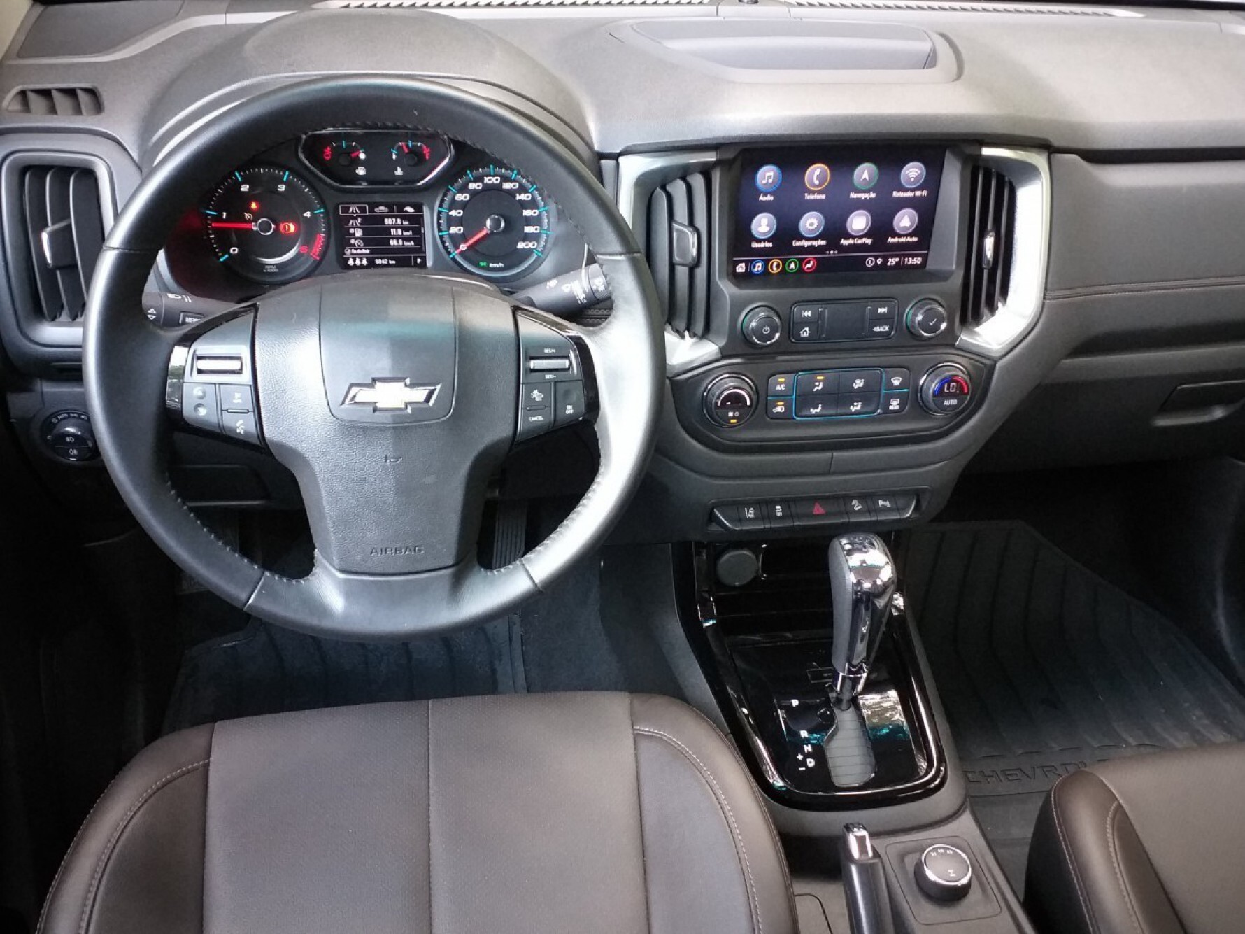 A S10 High Country recebe bem o motorista e os passageiros em seus confortáveis bancos revestidos em couro marrom, ajustes elétricos no banco do motorista, coluna de direção com ajuste de altura, entre outros itens de conforto Macaque in the trees